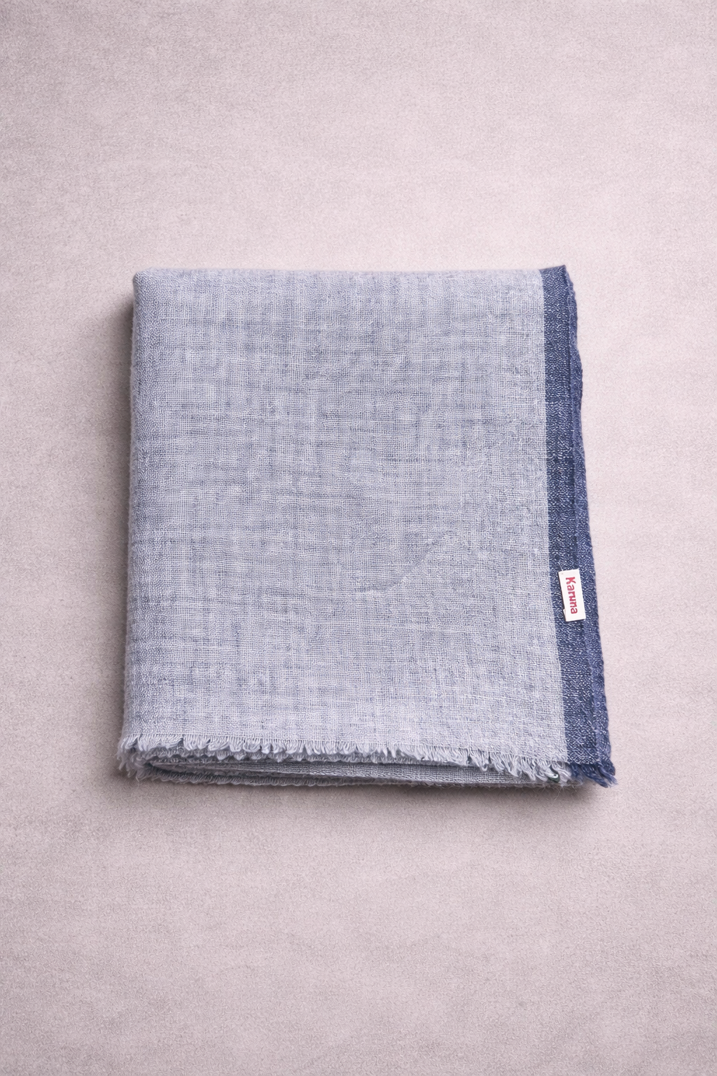 Chal cashmere gris con ribetes azul y verde