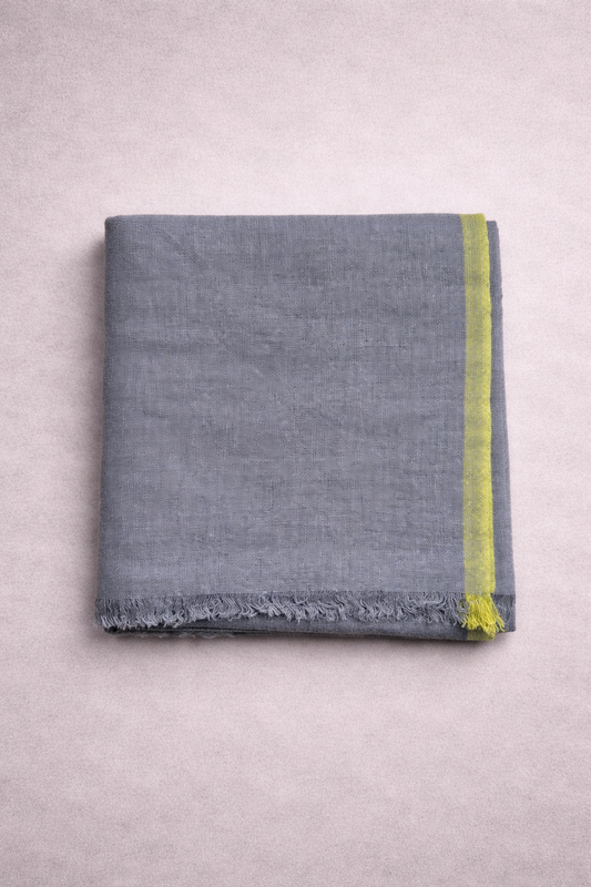 Chal cashmere gris con ribetes verde anis
