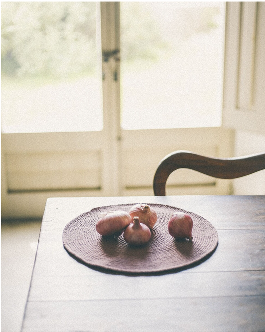 BAJO PLATO REDONDO ALGODON COLOR VINO