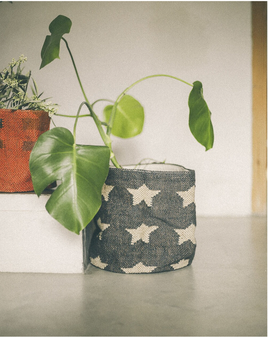 CESTO DE YUTE CON ESTRELLAS 25cm diametro