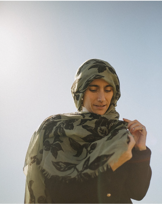 CHAL BABYCASHMERE FLOR NEGRA