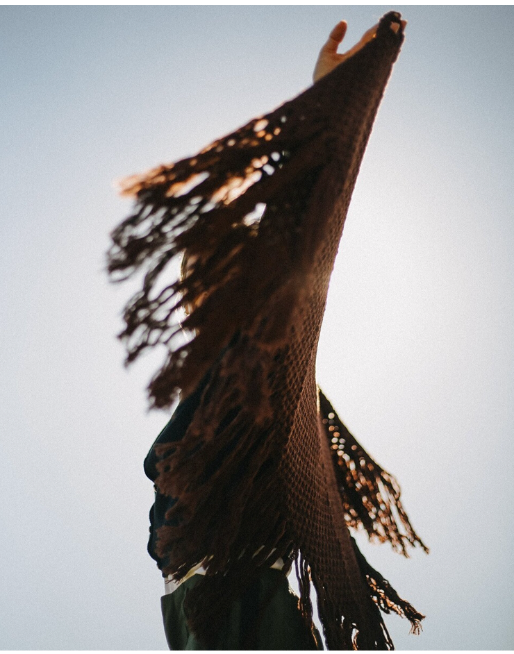 CHAL TRIANGULAR DE LANA MARRÓN CAFÉ