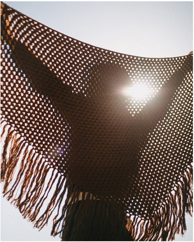 CHAL TRIANGULAR DE LANA MARRÓN CAFÉ