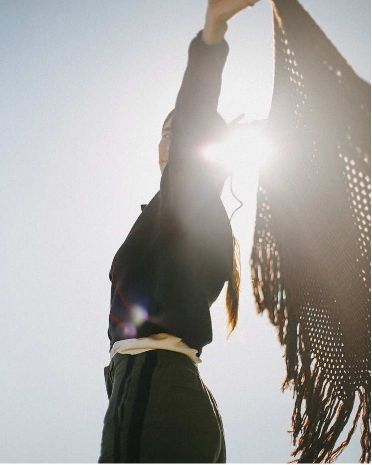 CHAL TRIANGULAR DE LANA MARRÓN CAFÉ