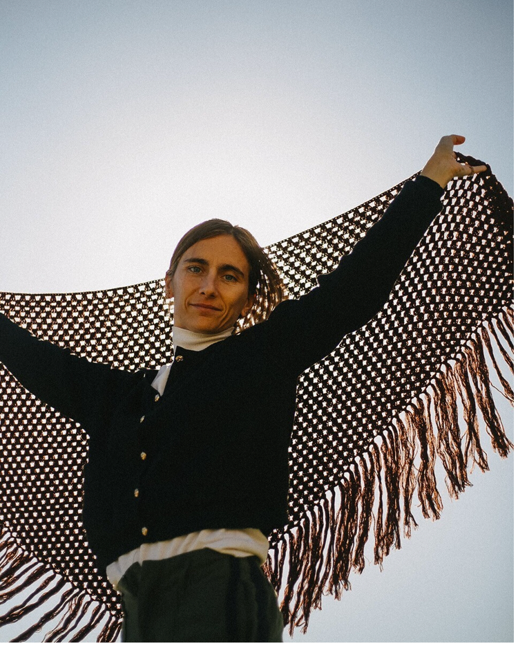 CHAL TRIANGULAR DE LANA MARRÓN CAFÉ