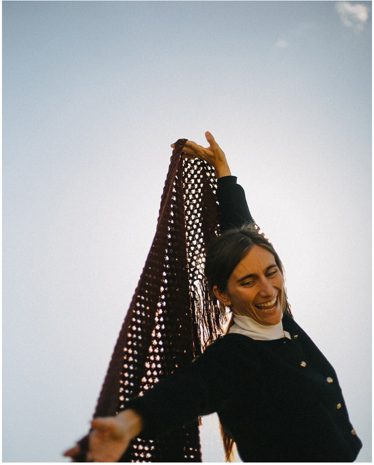 CHAL TRIANGULAR DE LANA MARRÓN CAFÉ