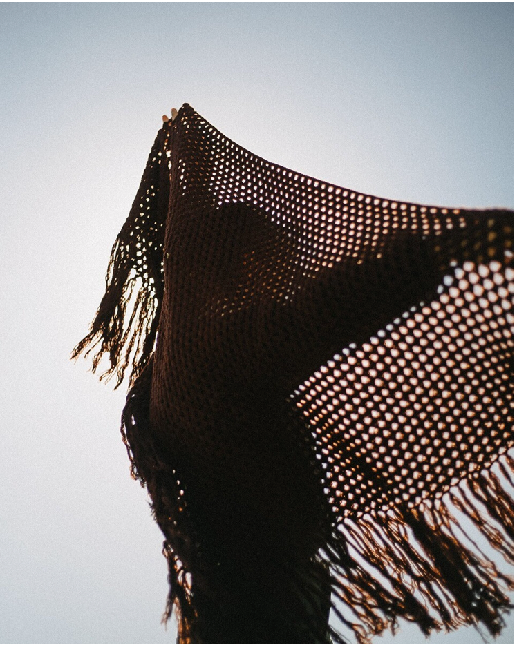 CHAL TRIANGULAR DE LANA MARRÓN CAFÉ