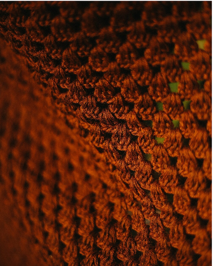 CHAL TRIANGULAR DE LANA MARRÓN CAFÉ