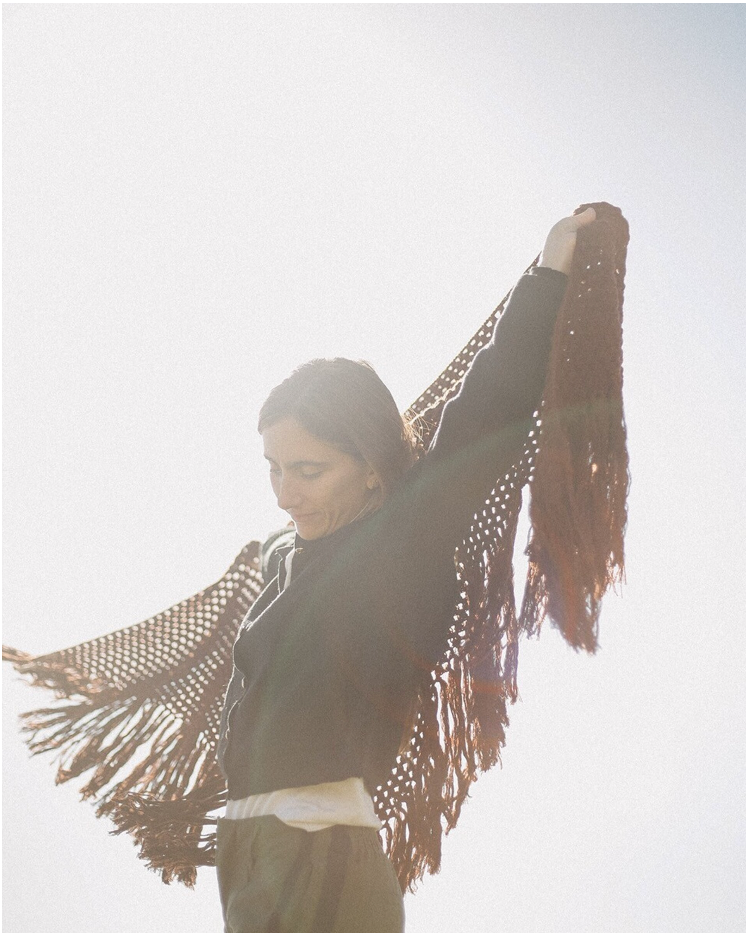 CHAL TRIANGULAR DE LANA MARRÓN CAFÉ