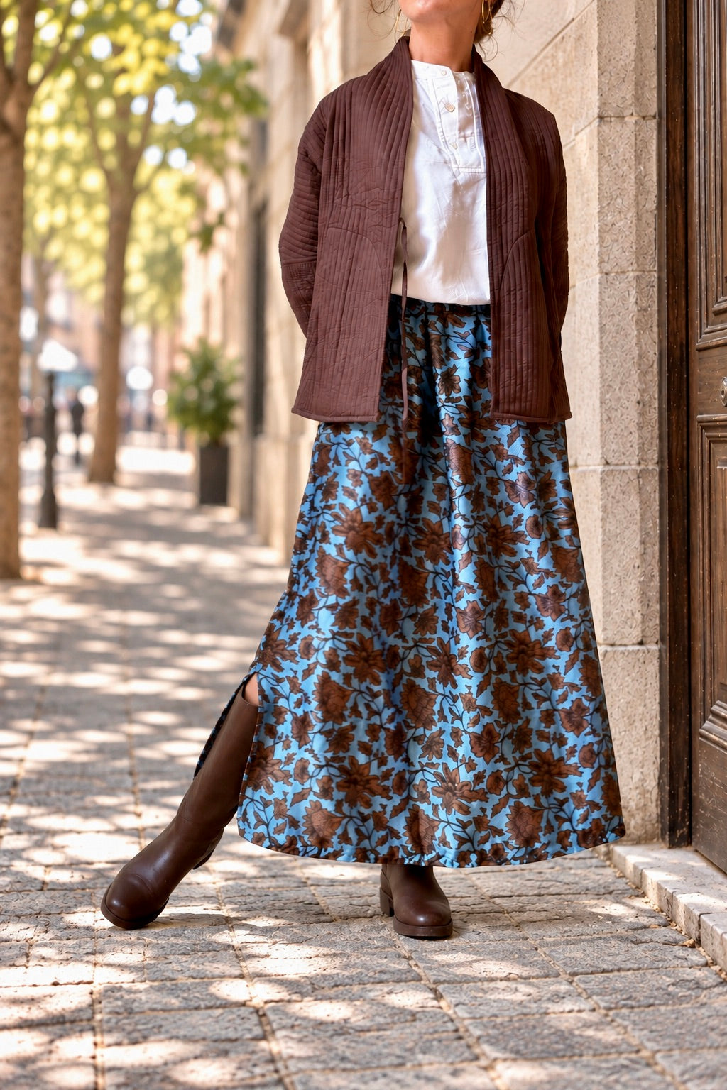 Falda azul con flores marrones