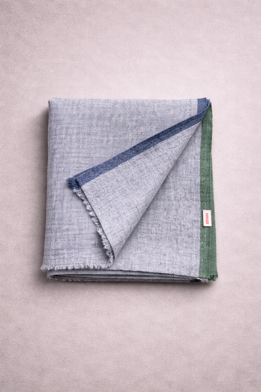 Chal cashmere gris con ribetes azul y verde