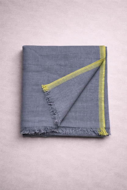 Chal cashmere gris con ribetes verde anis