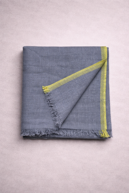 Chal cashmere gris con ribetes verde anis