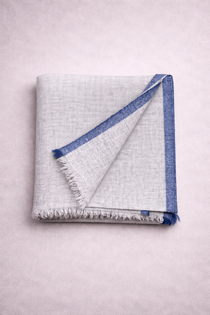 Chal cashmere gris claro con ribetes azul