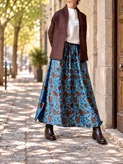 Falda azul con flores marrones