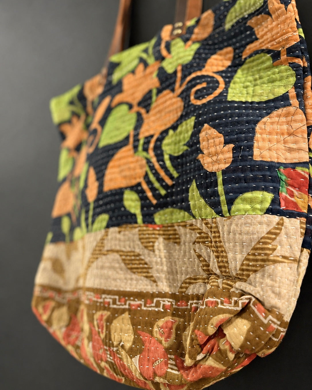Bolsas 'Kantha' con asas de cuero