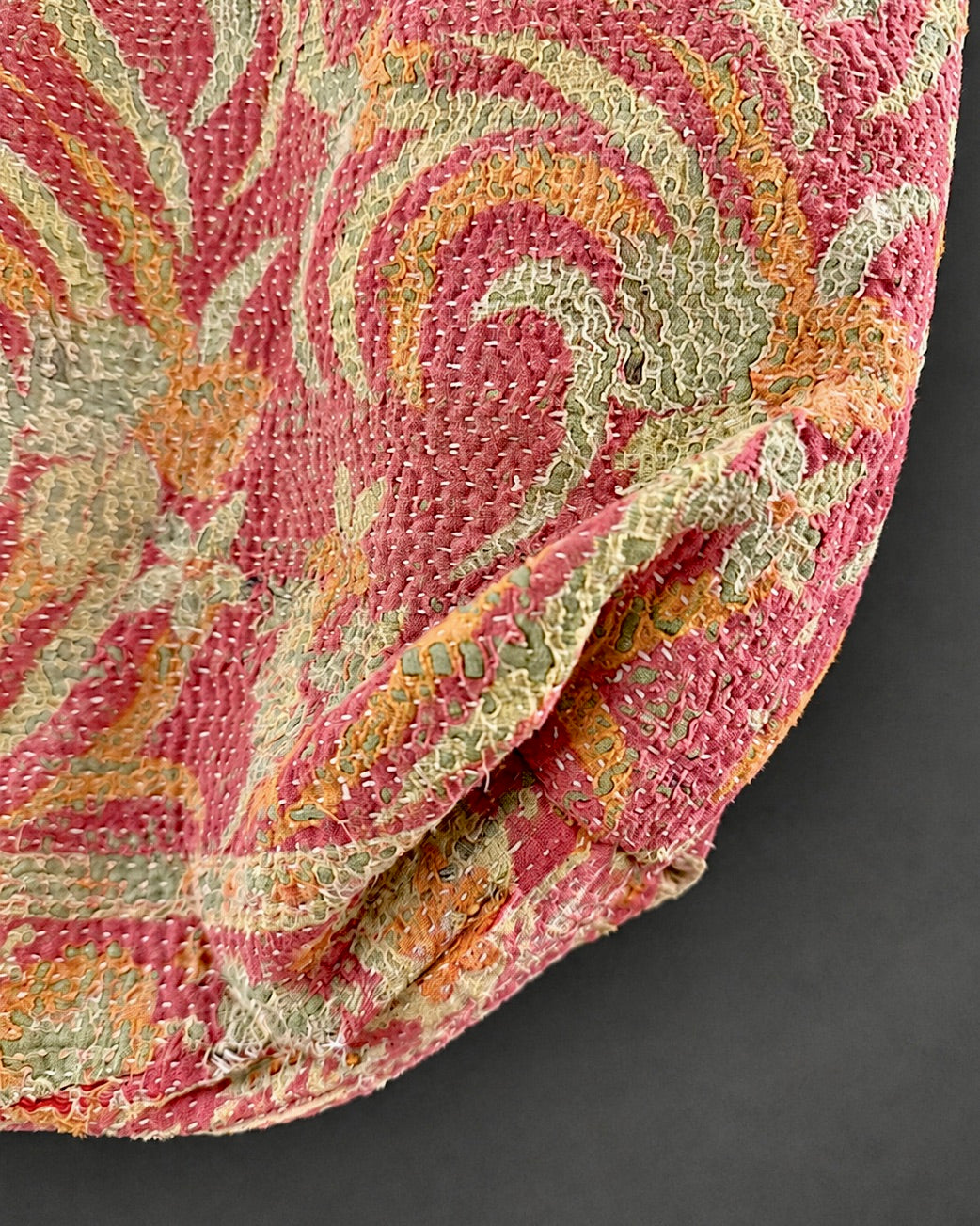 Bolsas 'Kantha' con asas de cuero