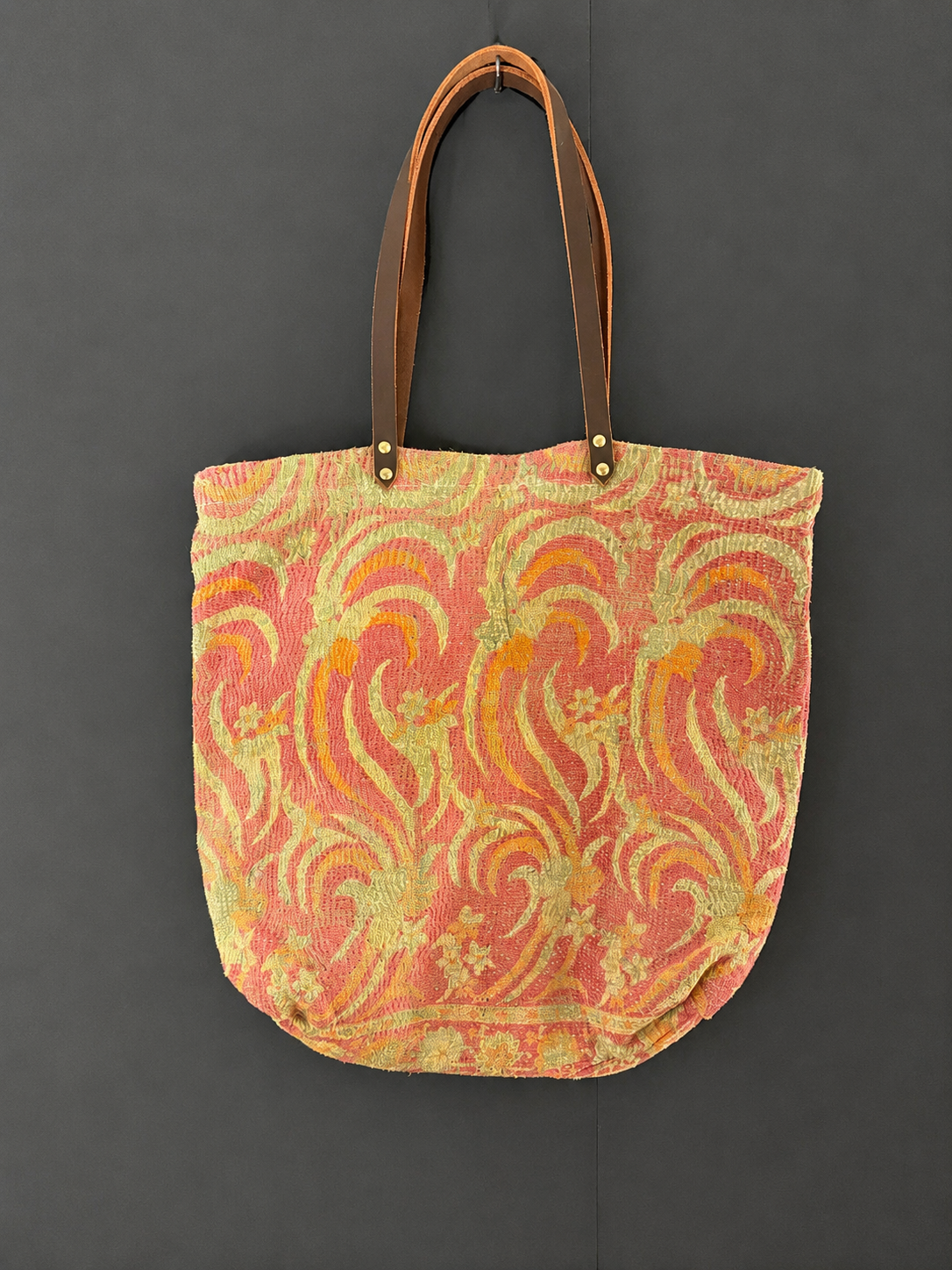 Bolsas 'Kantha' con asas de cuero
