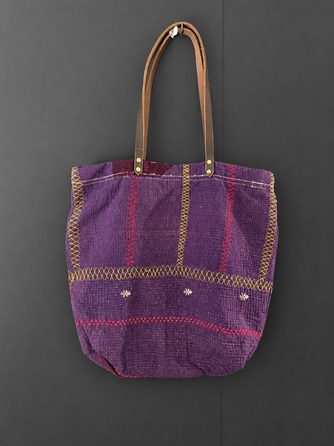 Bolsas 'Kantha' con asas de cuero