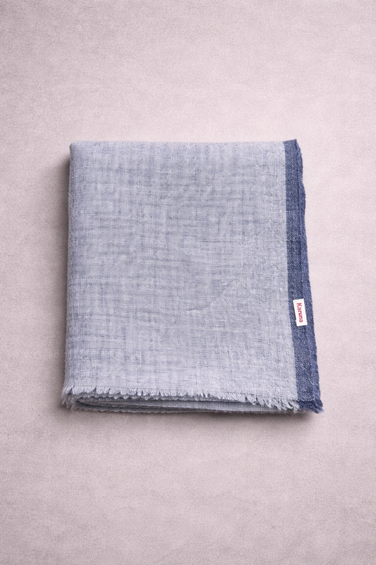 Chal cashmere gris con ribetes azul y verde