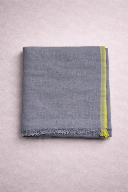 Chal cashmere gris con ribetes verde anis