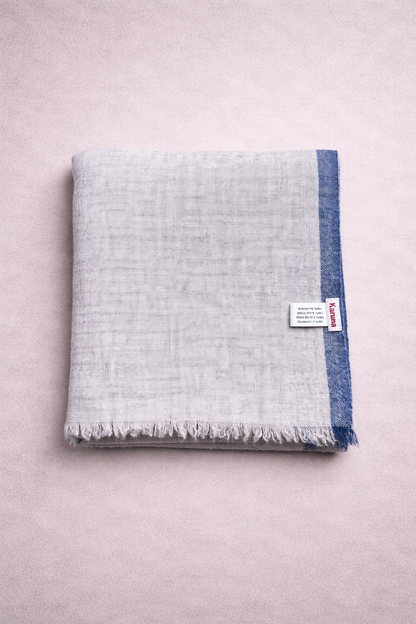 Chal cashmere gris claro con ribetes azul