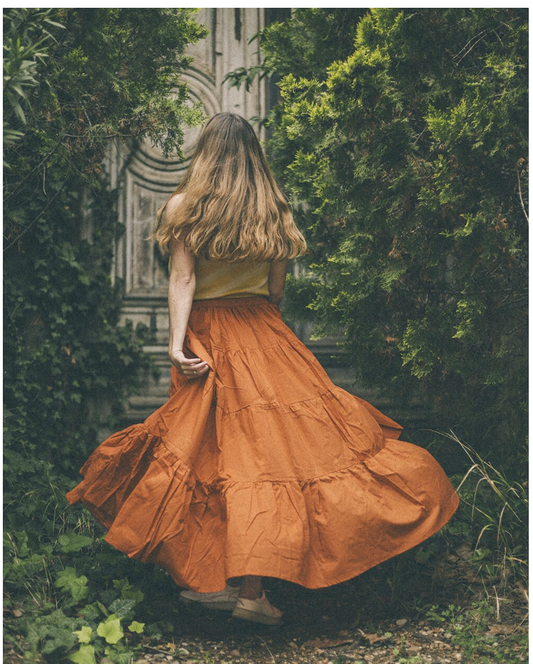 FALDA CON MUCHO VUELO