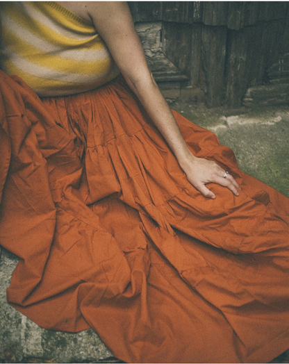 FALDA CON MUCHO VUELO