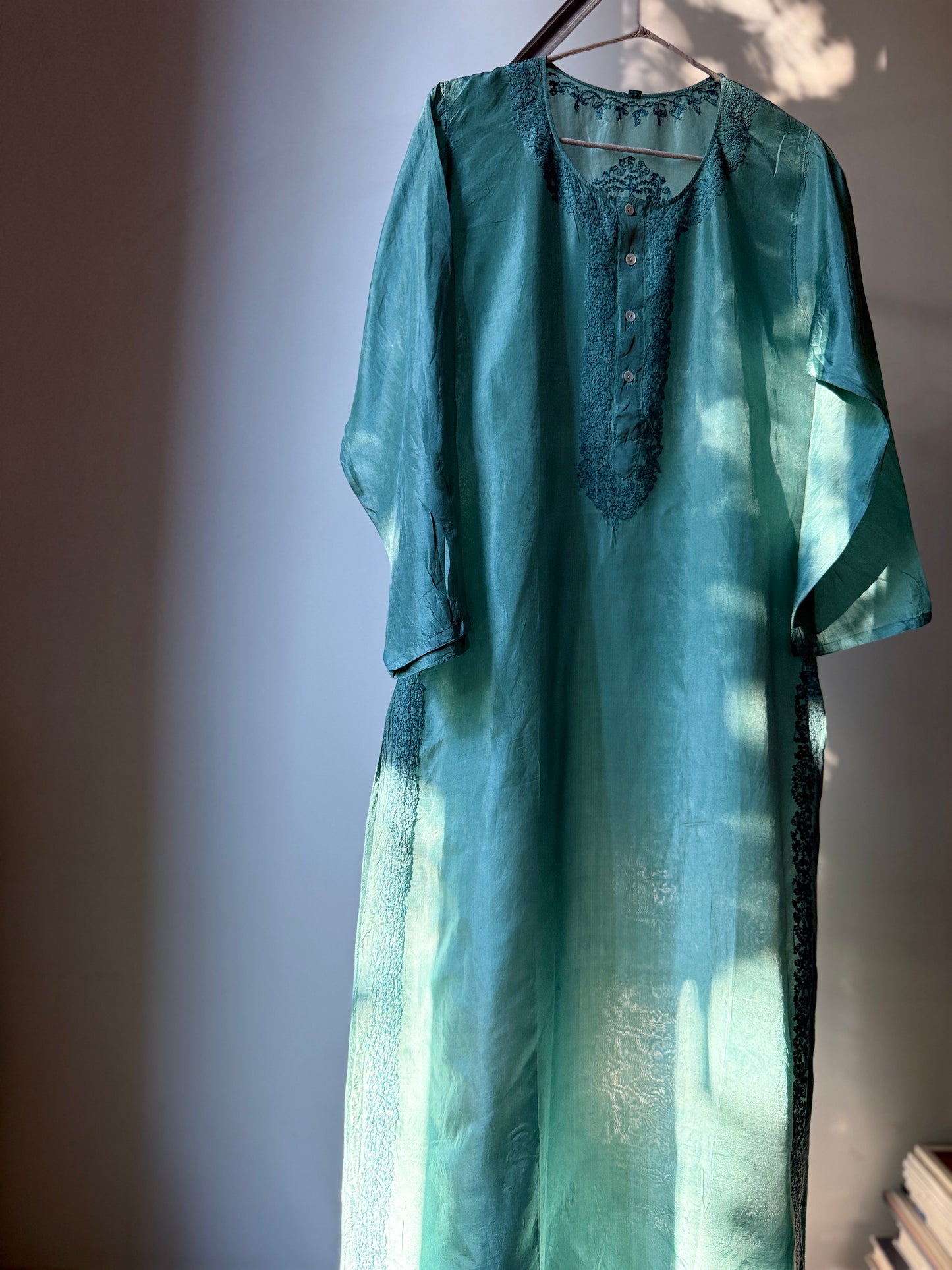 Kurta de seda bordada