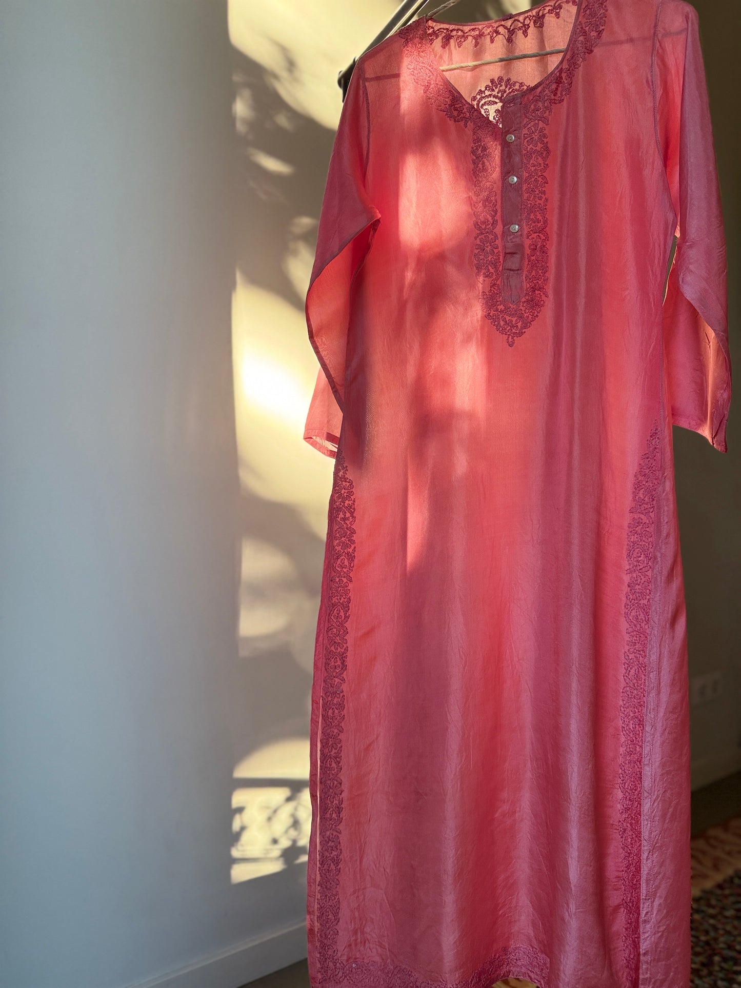 Kurta de seda bordada