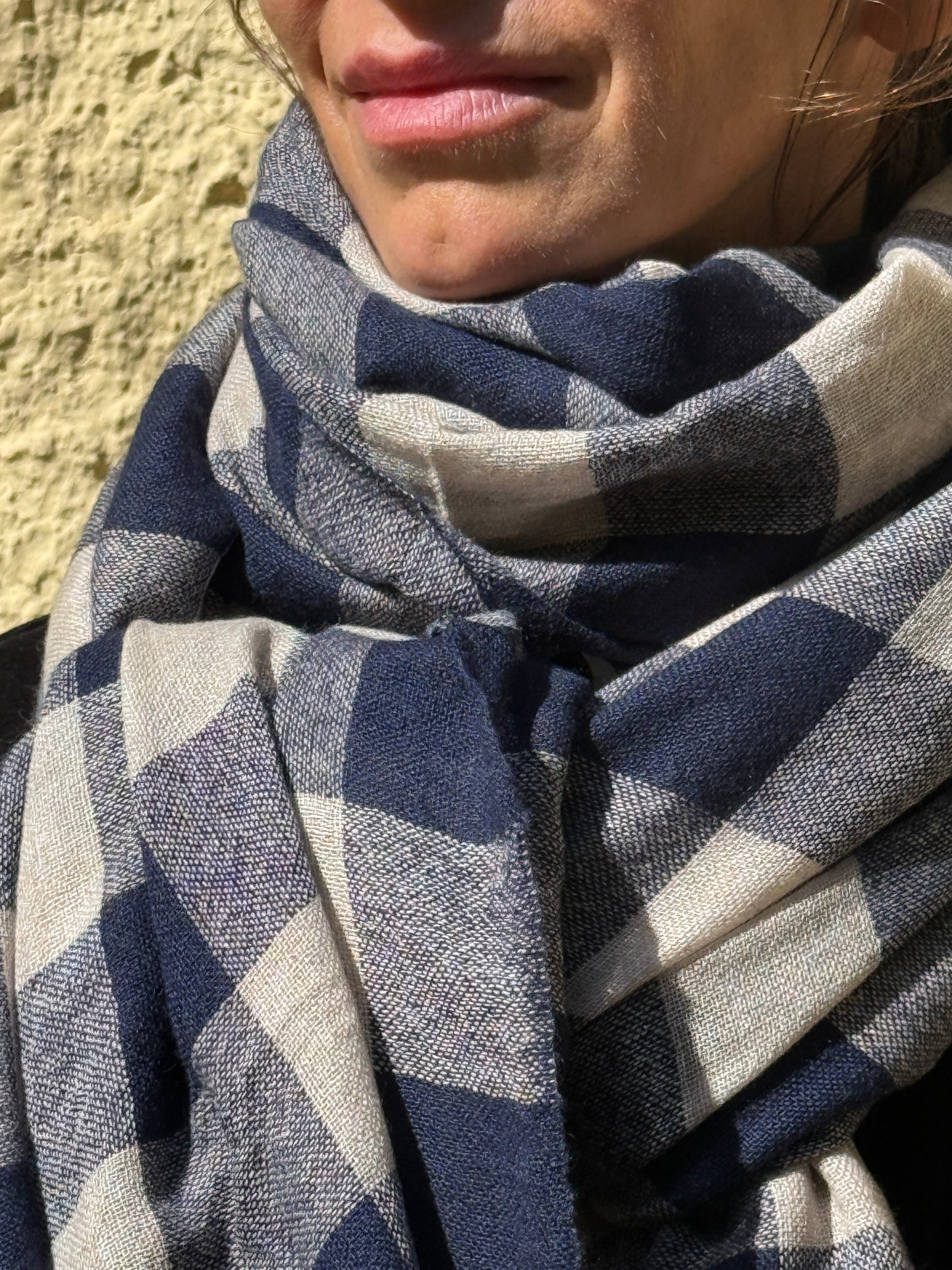 Chal Cashmere cuadros azul marino y beige