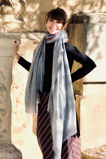 Chal Cashmere gris con ribetes granate y gris oscuro
