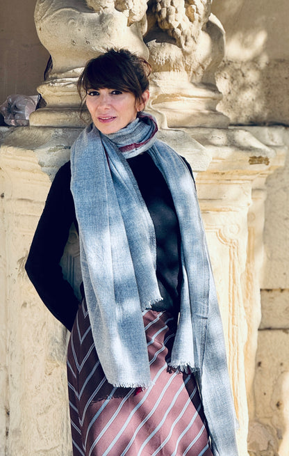 Chal Cashmere gris con ribetes granate y gris oscuro