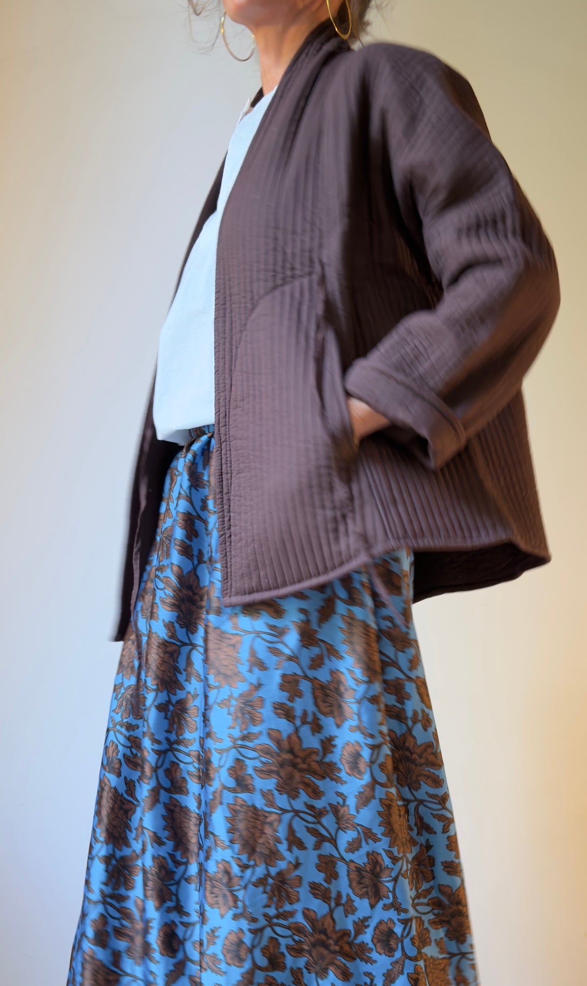Falda azul con flores marrones