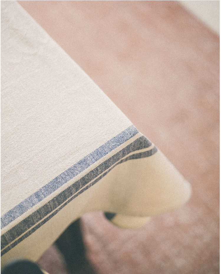 MANTEL DE ALGODON CON LINEAS AZULES 180x110cm