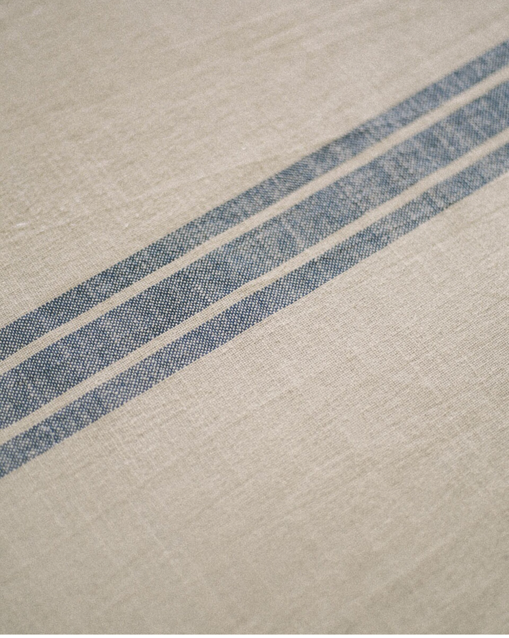 MANTEL DE ALGODON CON LINEAS AZULES 180x110cm