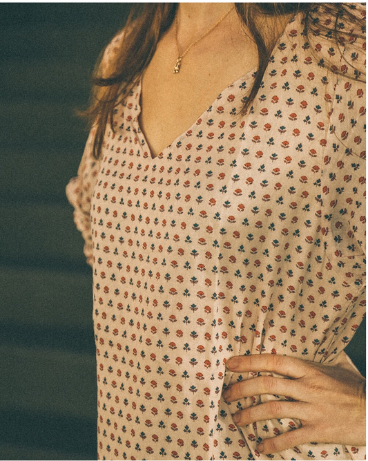 VESTIDO ESCOTE EN PICO Y MANGA 3/4 FLORES AZUL NARANJA